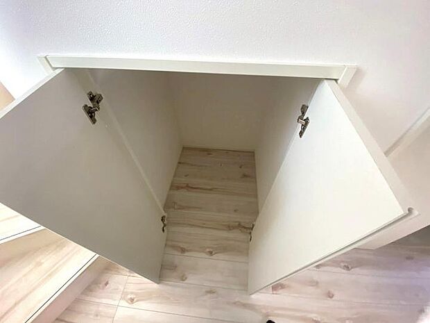 【【階段下収納】】階段下の空間を無駄なく活かした、使い勝手の良い収納スペースです。季節家電、日用品のストックなど、置き場所に困る重い物もスッキリ収まります。暮らしの利便性を高める賢い設計です。