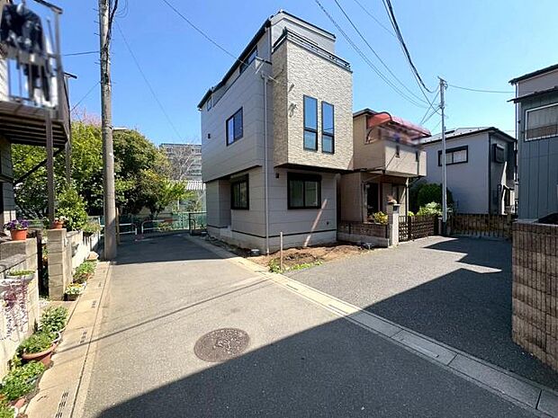 【【現地外観写真】】自転車なら12分で浦和駅へ。駅周辺のパルコや伊勢丹も気軽に立ち寄れる、フットワークの軽い住まい。（2026年4月撮影）