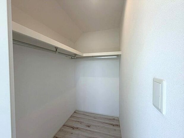 【◆3階5.2帖洋室◆】大容量のウォークインクローゼット付。かさばる荷物もすっきり収まるため、居住空間を最大限に有効活用できます。