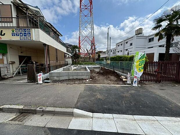 【【現地写真】2026年3月撮影】スーパーやコンビニが身近に揃う文蔵エリア。生活必需品がさっと揃う、心強い住環境が暮らしを支えます。