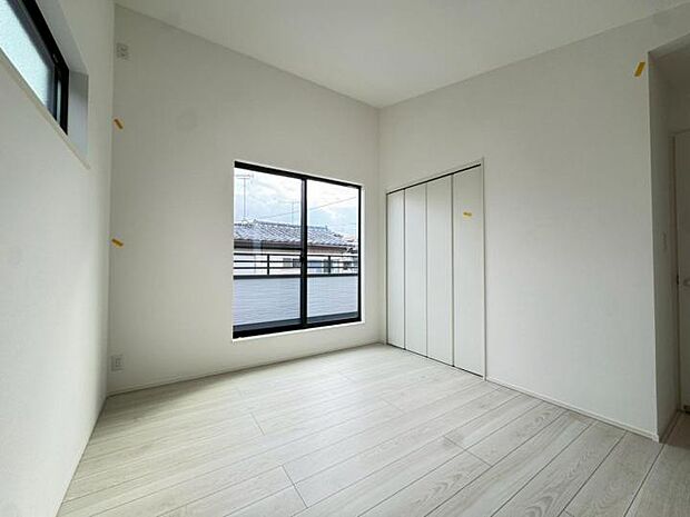 【【2階6.7帖洋室】】勾配天井ならではの開放的でゆとりある洋室。すっきりとしたクローゼットも完備し、明るく風通しの良い空間で、一日の疲れを穏やかに癒やすことができます。