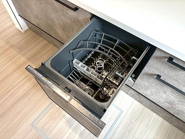 【【ビルトイン食洗機】】家事効率を高めるビルトイン食洗機付き。手洗いに比べ節水効果も期待でき、まとめ洗いも可能。家事の時短を叶えながら、キッチンまわりをすっきり保てる嬉しい設備です。