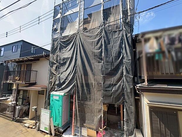 【【現地外観写真】2026年4月撮影】食洗機や浴室乾燥機など家事ラクを叶える設備も充実。1階一部シャッター付で安心感もあり、毎日の暮らしを快適にサポートします。