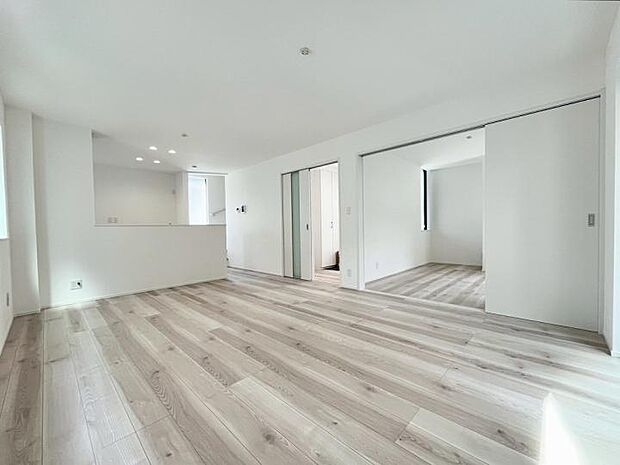 【リビング】家族が集うLDKは広々16帖！隣接する洋室を合わせれば、21帖超の大空間として開放的に使えます。
