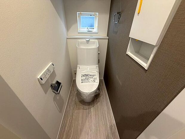 【【トイレ】】少ない水でしっかり洗い流す節水型トイレを採用。1階と2階のそれぞれに設置されているので、家族が重なる朝の準備時間や、就寝前の慌ただしさも解消されます。