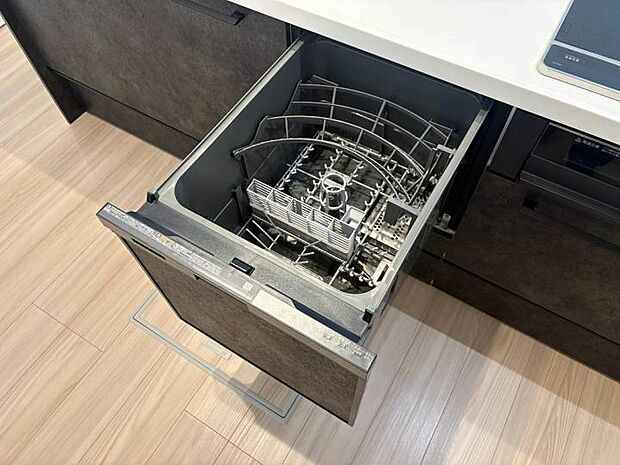 【【キッチン】】(1号棟)キッチン下に美しく収まるビルトイン食洗機。面倒な食器洗いをまとめてお任せできるので、食後の片付けがグッと楽になり、手荒れ対策にも重宝します。