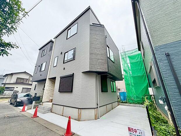 【現地】子育て世帯にもオススメ！小学校まで徒歩2分、買い物もロピアとマミーマートが徒歩圏内で、共働き世帯にも嬉しい住環境です。