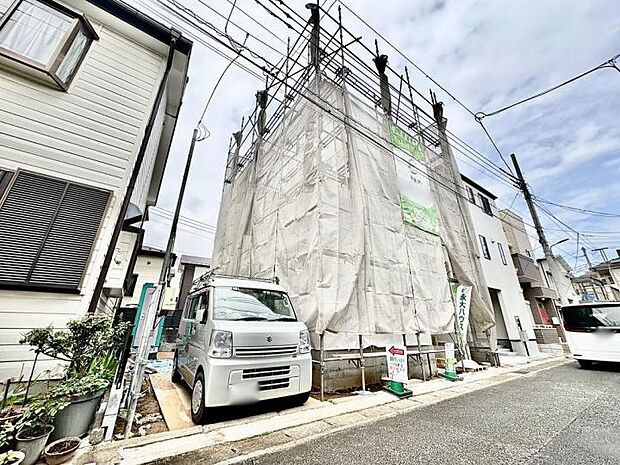 【現地】首都高・外環至近の機動力と、小中学校徒歩圏の安心感。16.7帖のLDKと4居室を備えた機能的な間取りを、公道に面した開放的な区画で。施工からお引渡しまで、グループ一貫のスピード対応でサポートします。
