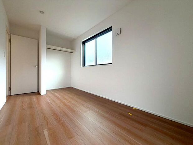 【【2階6.5帖洋室】】全居室収納スペース付きで、それぞれのプライベートルームを広くすっきりと保てます。ハンガーパイプ付きのクローゼットが、毎日の衣類整理をスマートにサポート。