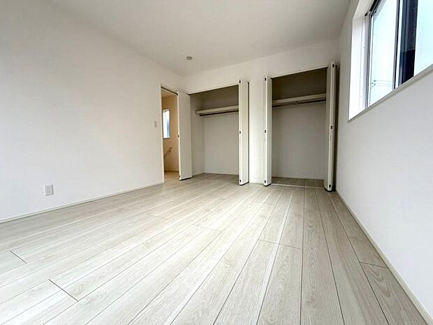 【【3階7.8帖洋室】】全居室収納スペース付きで、お部屋を広くスッキリ保てます。荷物の多いご家族でも安心の収納量で、快適な暮らしを実現します。