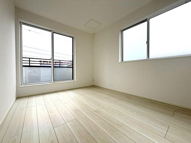【【3階5.2帖洋室】】傷やへこみに強く、ワックス掛けも不要な高耐久床材を採用。日々の掃除が簡単で、美しい仕上がりを保てます。