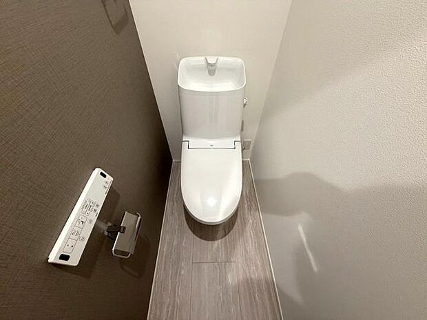 【【トイレ】】トイレは忙しい朝も安心の1階・2階の2カ所付き。シックなアクセントクロスが施された落ち着きある空間で、毎日快適に使えます。