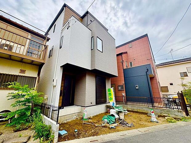 【現地】東武伊勢崎線「大袋」駅から都心へダイレクトに繋がる、通勤・通学に便利な好立地です 。日比谷線や半蔵門線への直通運転により、都内主要駅へのアクセスも軽快 。