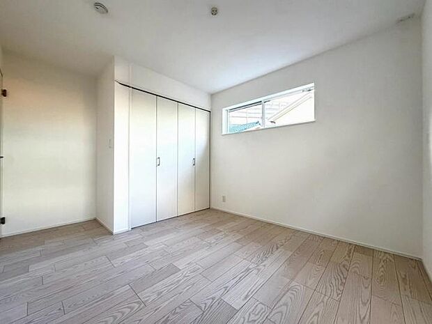 【【2階5.9帖洋室】】全居室収納スペース付きで、お部屋をすっきり広く使えます。家族全員の荷物が収まり、美しい暮らしを保てます。