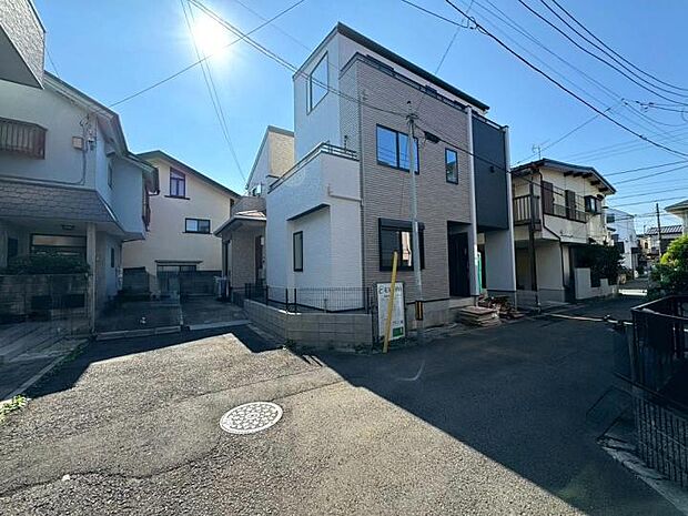 【【現地外観写真】】見て、触れて、納得。内覧会ついに開始!ネットでは分からない空気感や陽当たりを、ぜひ現地でご体感ください。まずはお気軽にお問合せくださいませ。(2026年7月撮影)