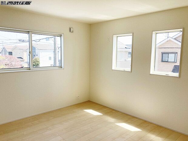 【2階・洋室】2面採光のお部屋は陽射しがたっぷり入るので気持ちがいいですよ。