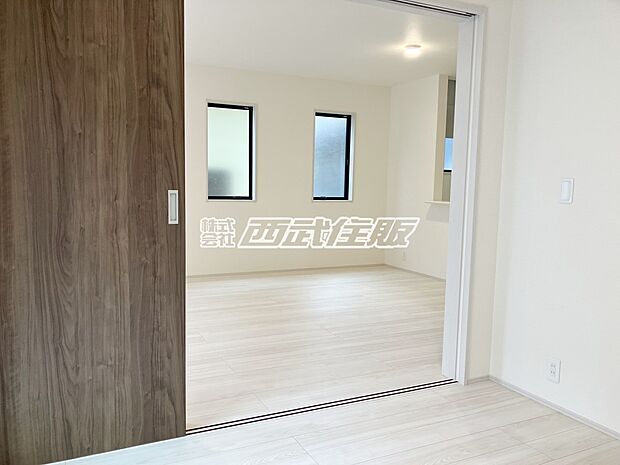 【1階・洋室】リビングと繋がる洋室は扉を開放すると大空間に変身します!