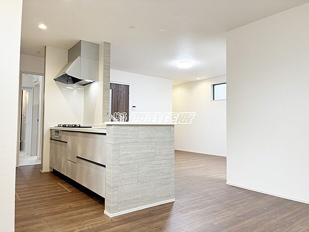 【リビング】キッチンのコーナーカウンターが開放感ありとても広い素敵なリビング！