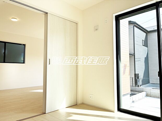 【1階・洋室】ダイニングと繋がる洋室は扉を開放すると大空間に変身します!