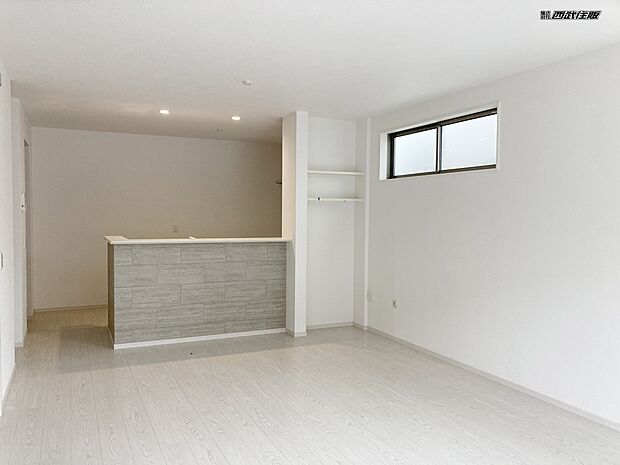 【リビング】キッチンのアクセントカラーが落ち着いていて素敵です。同仕様写真