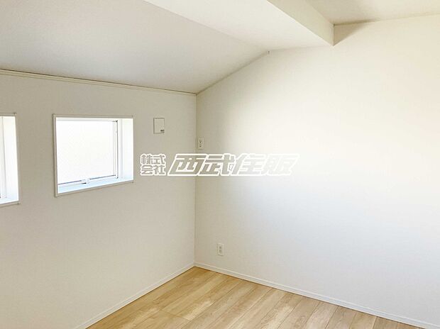 【２階・洋室】お洒落に窓が配置されていて明るいお部屋です。