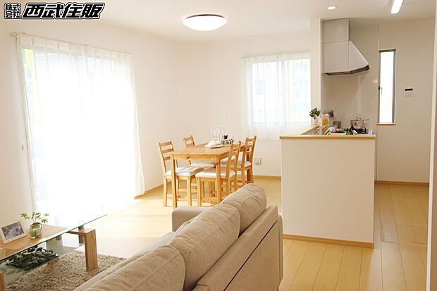 【リビング】インテリアの映える広々としたリビング。同仕様写真