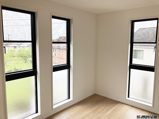 【2階・洋室】お洒落な窓でウキウキするお部屋です!陽射しもよく入ります。同仕様写真