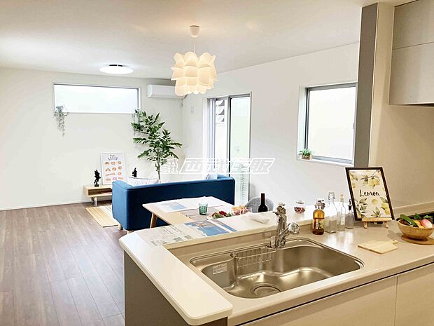 【対面キッチン】家族との会話が弾むオープンなカウンターシステムキッチン!同仕様写真