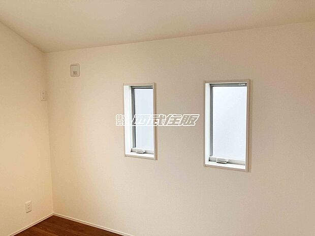 【2階・洋室】お洒落な窓から光が入って明るいお部屋　同仕様写真