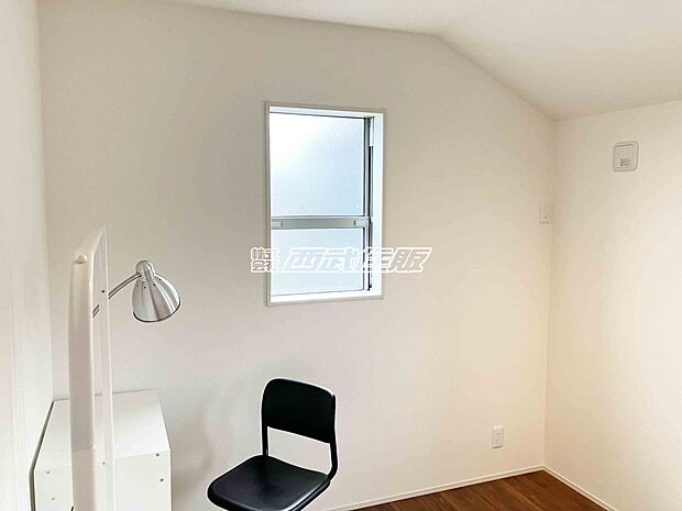 【２階・洋室】充実したプライベートタイムを過ごせる個室感があるお部屋　同仕様写真