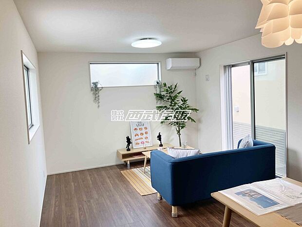 【リビング】窓が多く陽射しがタップリ入ります。快適に過ごせますね！同仕様写真