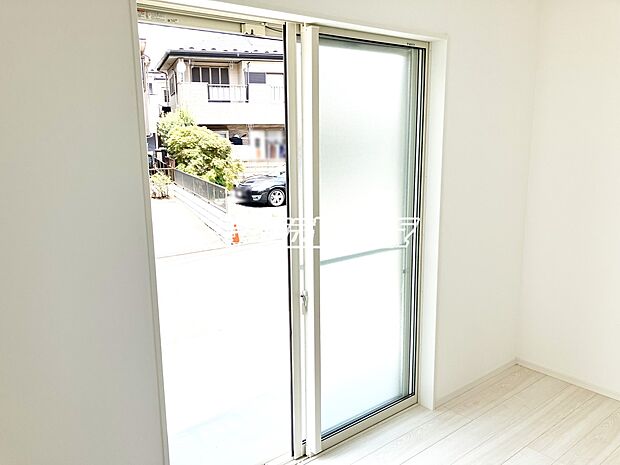 【1階・洋室】2面採光のお部屋は陽射しがたっぷり入るので気持ちがいいですよ。同仕様写真