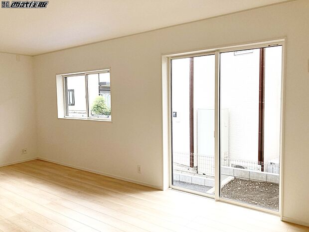 【リビング】窓から陽射しが注ぎ込む明るいリビングは居心地が良さそう！同仕様写真