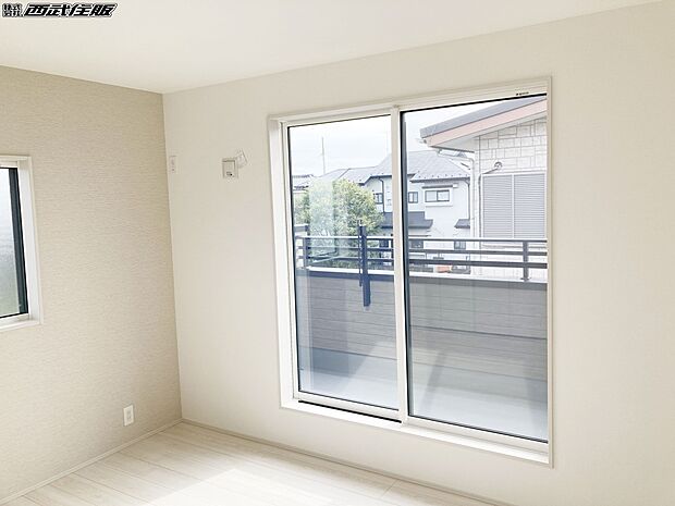 【2階・洋室】バルコニーに面して2面採光のお部屋は陽射しがたっぷり！同仕様写真