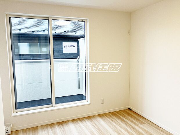 【洋室】バルコニーに面した明るいお部屋です。同仕様写真