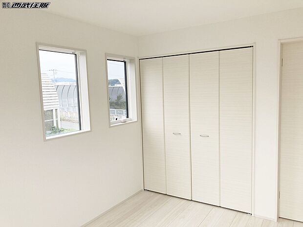 【2階・洋室】大きなクローゼットがある2面採光の明るいお部屋です。
