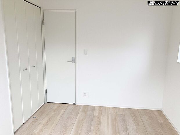 【2階・洋室】大きなクローゼットがある2面採光の明るいお部屋です。同仕様写真