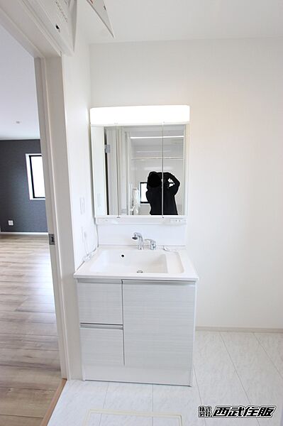 『洗面室』ゆったりと広い洗面室は魅力的ですね！同仕様写真
