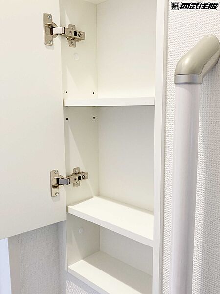トイレには壁面収納があり消耗品の収納に便利です！同仕様写真