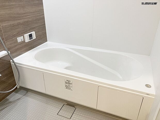 【浴室】【浴室】高級感のあるアクセントの浴室。半身浴も出来る広いバスタブも魅力ですね！