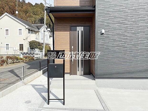 【玄関】【玄関】ブラウンの高級感のある玄関ドアがアクセントで素敵です!