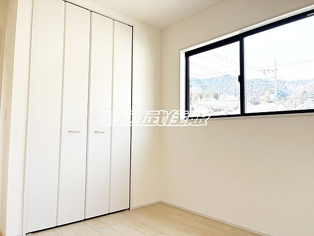 【洋室】【2階・洋室】大きなクローゼットがある明るいお部屋です。