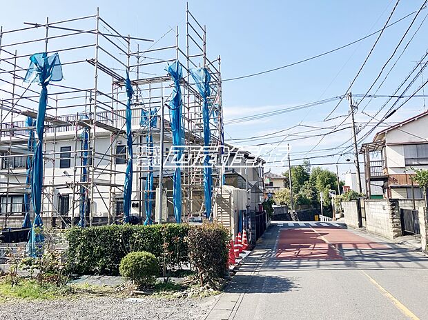 【前面道路含む現地写真】【販売現地】前面はゆったりとした道路です。2025年10月30日撮影