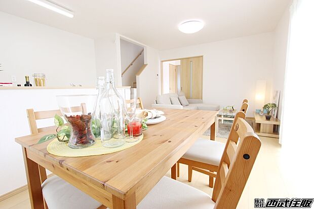 【リビング】【リビング】インテリアの映える広々としたリビング。室内明るく、ゆったり快適に過ごせます。同仕様写真