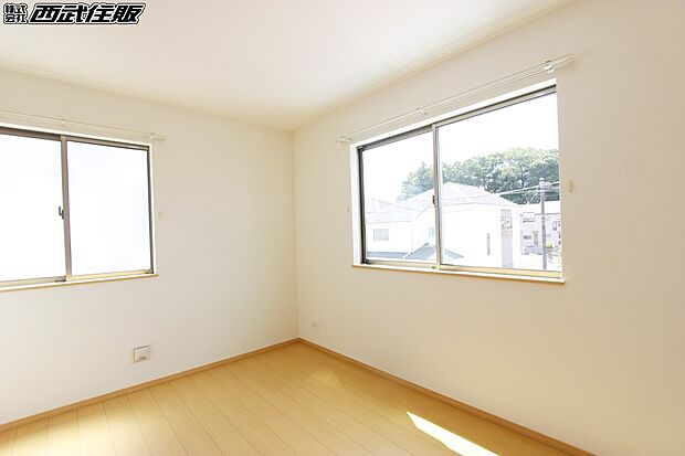 【洋室】【洋室】2面採光のお部屋は陽射しがたっぷり入るので気持ちがいいですよ。同仕様写真