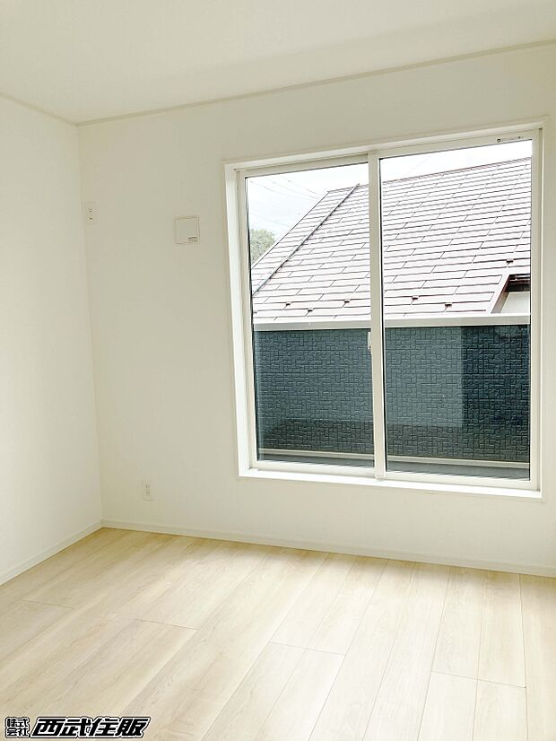 【洋室】【2階・洋室】2面採光でバルコニーに面したお部屋は明るいです。同仕様写真