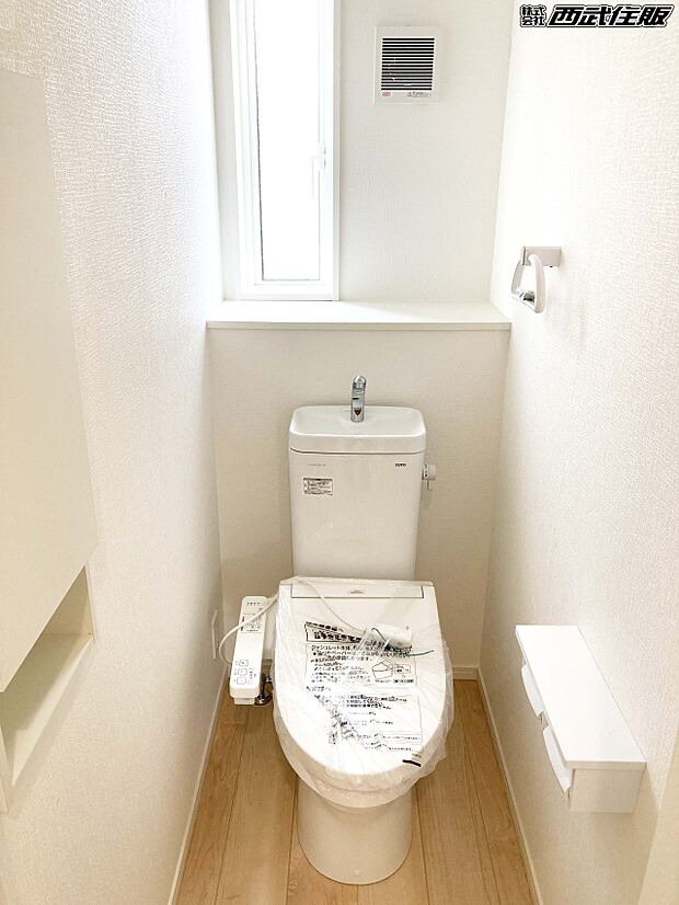 【トイレ】【トイレ】窓があって換気もバッチリ！奥の棚には小物が置けます！同仕様写真