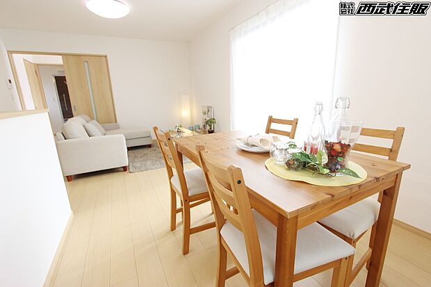 【リビング】【リビング】ダイニングスペースから見るリビングは広くて使い勝手良さそう!同仕様写真