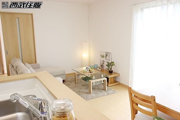 【リビングダイニング】【リビング】キッチンから繋がるダイニング&リビングスペースは解放感満載!同仕様写真