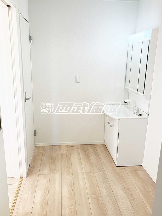 【洗面台・洗面所】【洗面室】ゆったりと広い洗面室は魅力的！